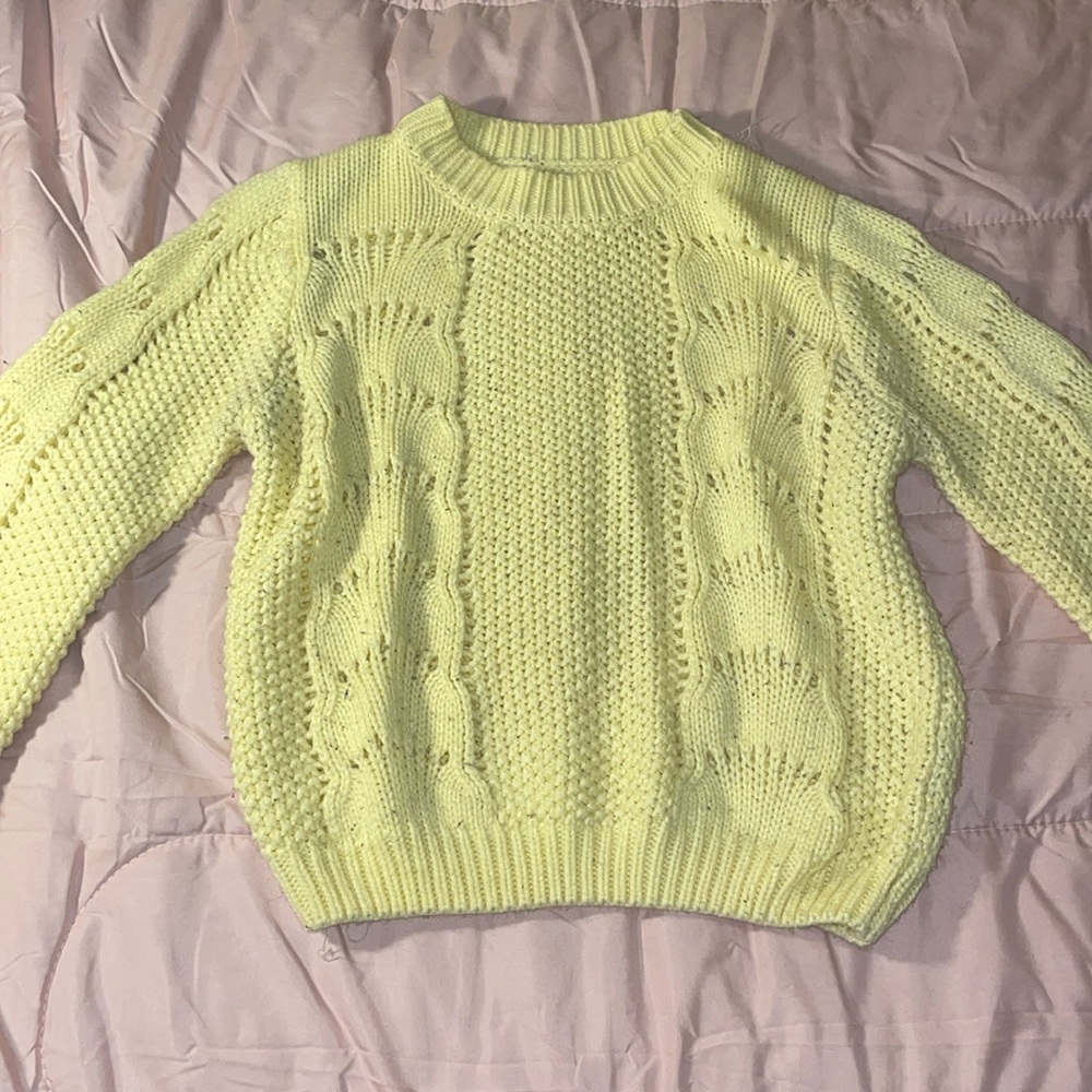 Yellow fabric sweater. Large size. Good condition.